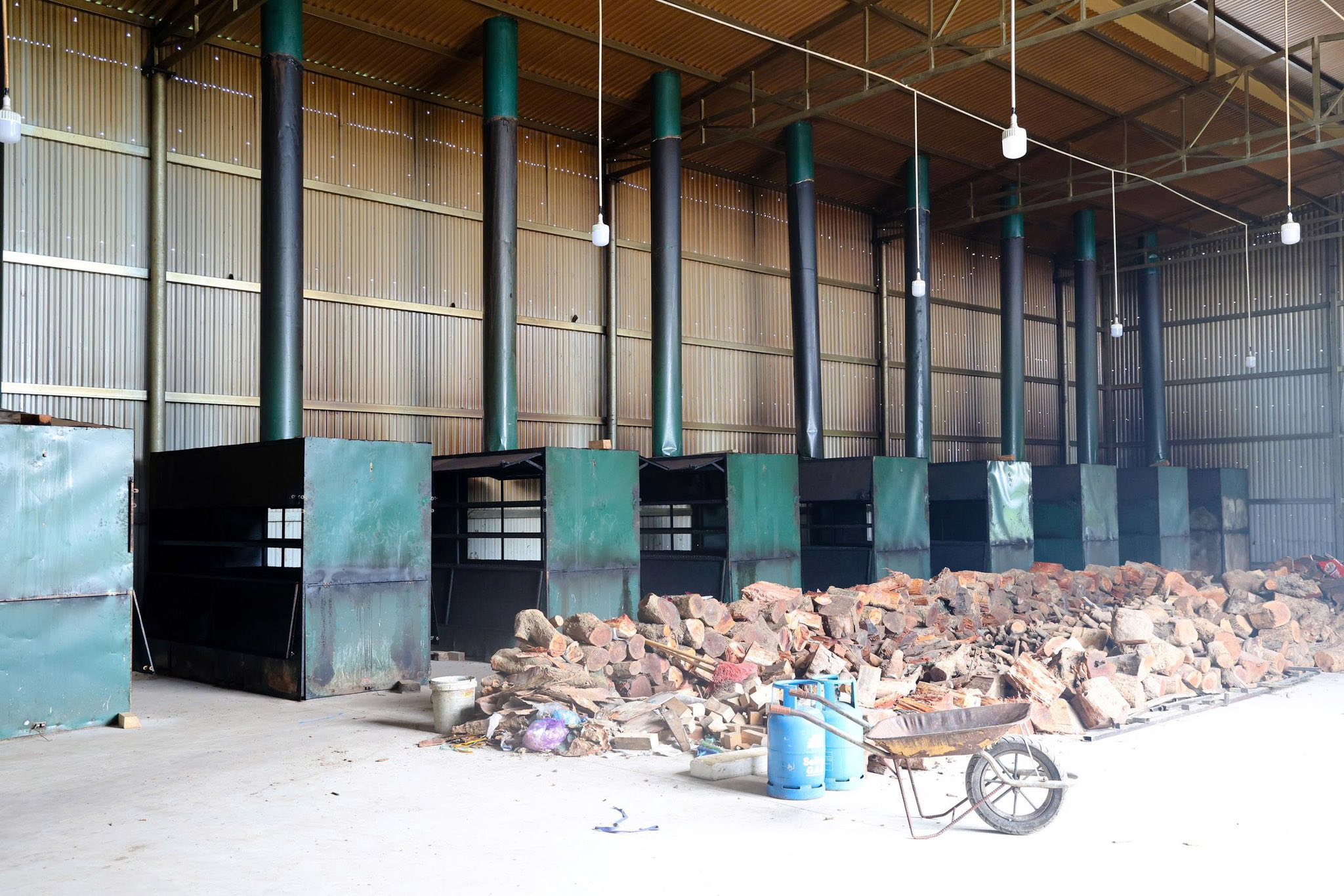 Đồng loạt khám xét 3 nhà kho của "trùm thực phẩm giả" Vũ Thị Hường: Hàng chục tấn thịt bốc mùi hôi thối  - Ảnh 6.