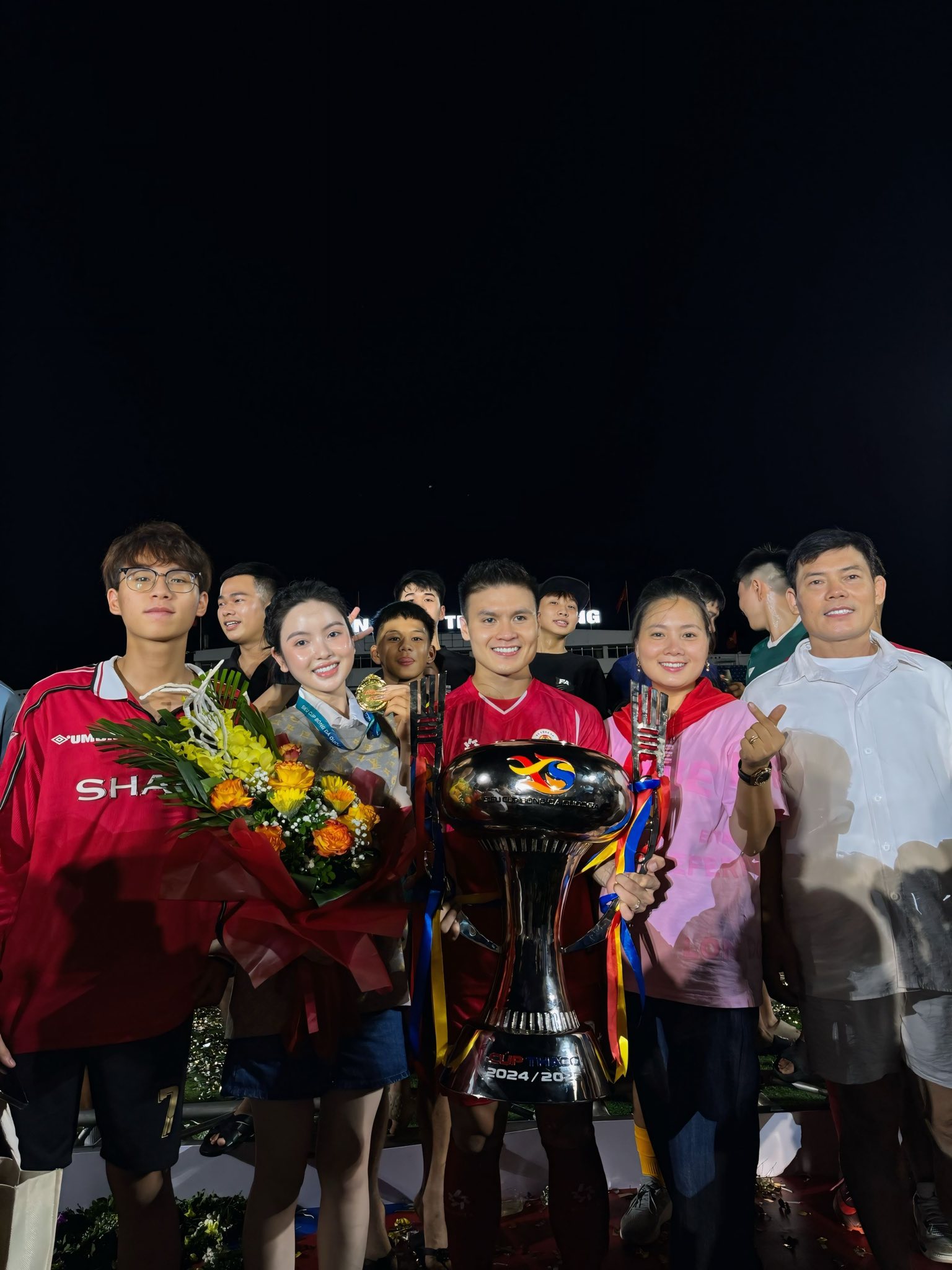 Quang Hải tặng huy chương, ôm thắm thiết Chu Thanh Huyền giữa chỗ đông người, mặc ồn ào vẫn yêu vợ như ngày đầu tiên- Ảnh 3. Quang Hải tặng huy chương, ôm thắm thiết Chu Thanh Huyền giữa chỗ đông người, mặc ồn ào vẫn yêu vợ như ngày đầu tiên- Ảnh 3.