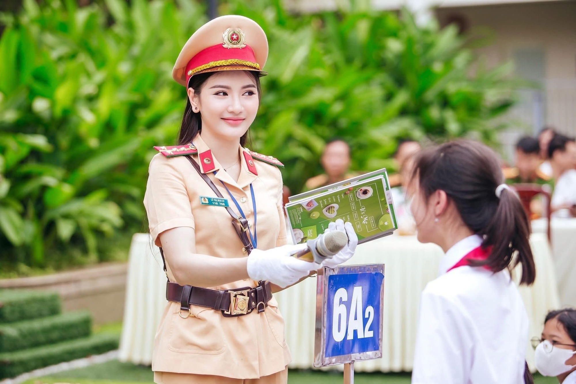 Gặp nữ thiếu tá trong vai "girl phố" náo loạn Hồ Gươm: Phải thể hiện thật "ngọt" để khán giả tin vào nhân vật! - Ảnh 8. Gặp nữ thiếu tá trong vai "girl phố" náo loạn Hồ Gươm: Phải thể hiện thật "ngọt" để khán giả tin vào nhân vật! - Ảnh 8.