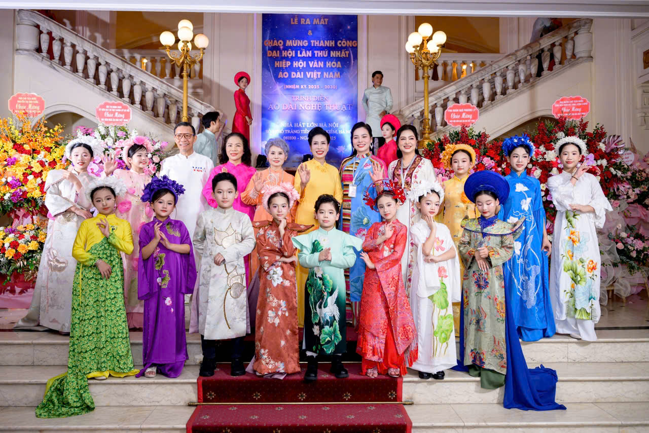 Sân khấu Nhà hát Lớn lắng đọng với “Thì Thầm Hoa Sen” của NTK Cao Thu Vân- Ảnh 2.