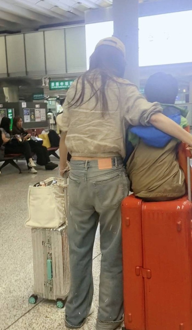 Nhìn Angelababy tàn tạ, khổ đến độ phải quảng cáo đồ ăn lề đường, Huỳnh Hiểu Minh có thấy xấu hổ không?- Ảnh 1.