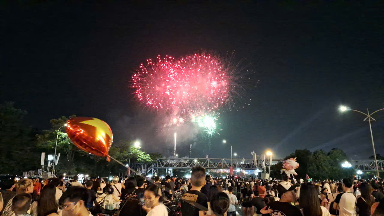 Pháo hoa Mỹ Đình rực rỡ trong đêm hội kỷ niệm 80 năm Cách mạng Tháng Tám - Ảnh 1.