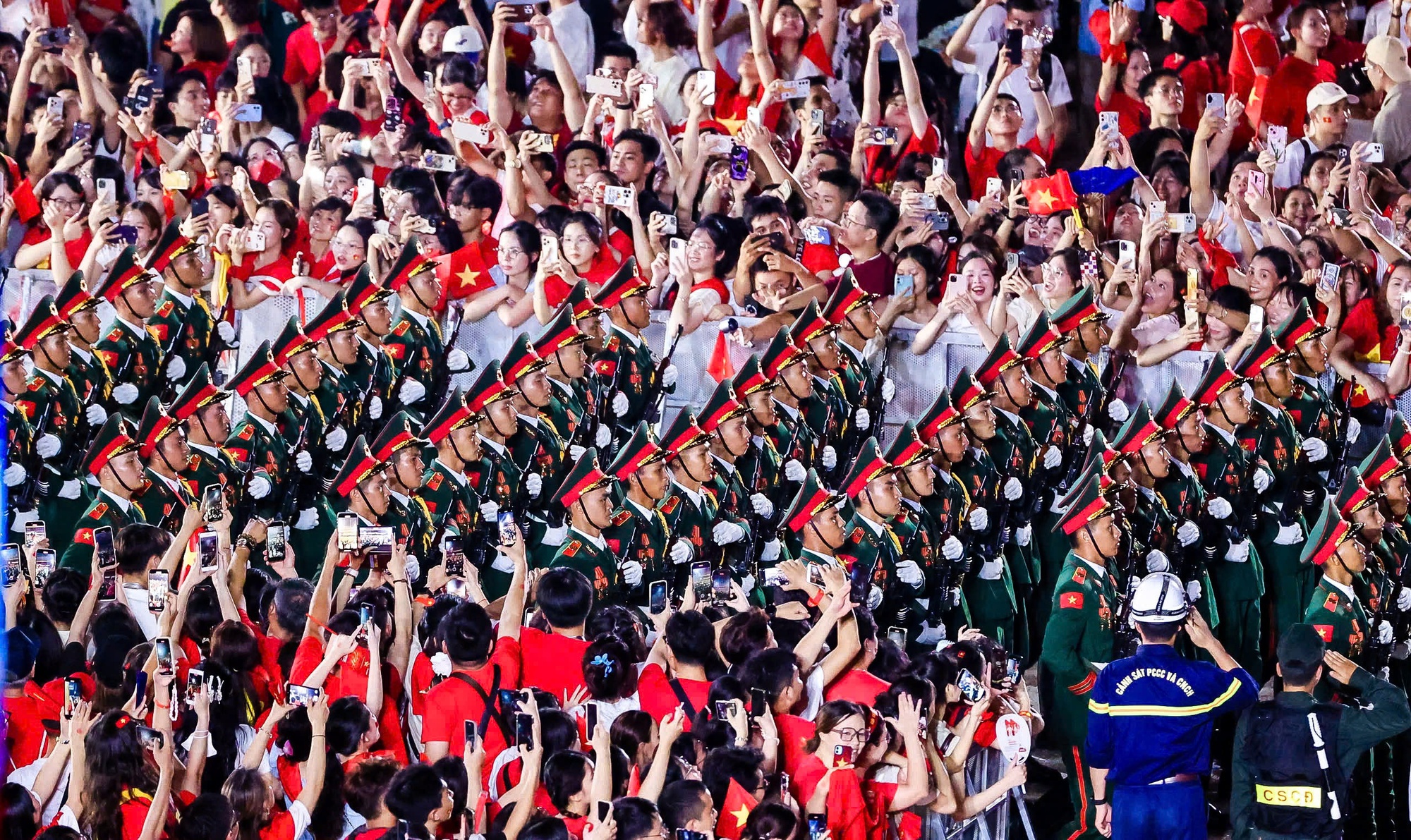 Pháo hoa Mỹ Đình rực rỡ trong đêm hội kỷ niệm 80 năm Cách mạng Tháng Tám - Ảnh 8.