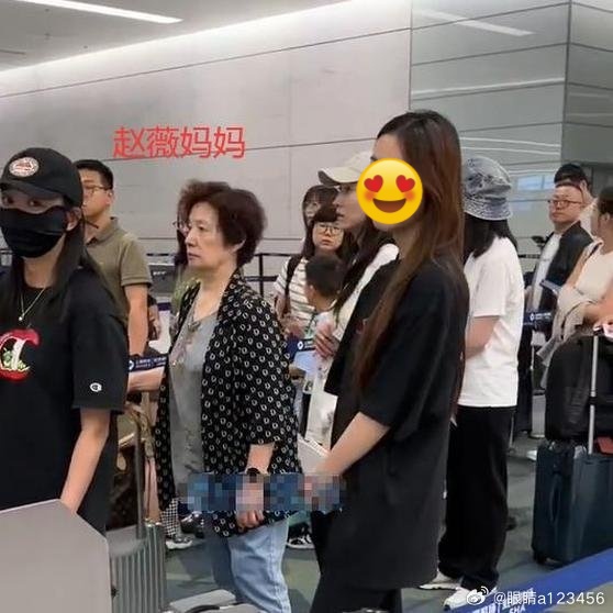 "Tóm gọn" Triệu Vy trùm kín mít ở sân bay, nghi dắt díu mẹ ruột - con gái chạy ra nước ngoài trốn nợ?- Ảnh 2.