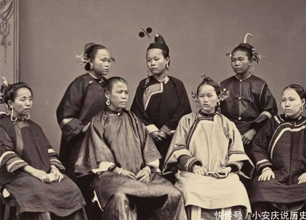 6 ảnh hiếm cuối thời nhà Thanh: Vợ lẽ lén tỏ thái độ với chính thất, binh lính tập luyện khí thế sôi sục - Ảnh 1.