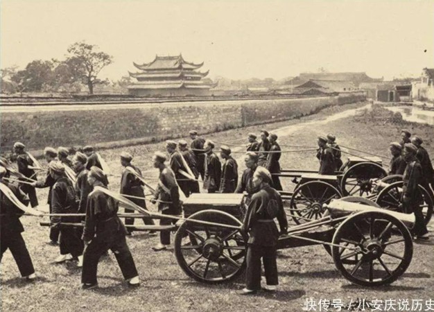 6 ảnh hiếm cuối thời nhà Thanh: Vợ lẽ lén tỏ thái độ với chính thất, binh lính tập luyện khí thế sôi sục - Ảnh 6.