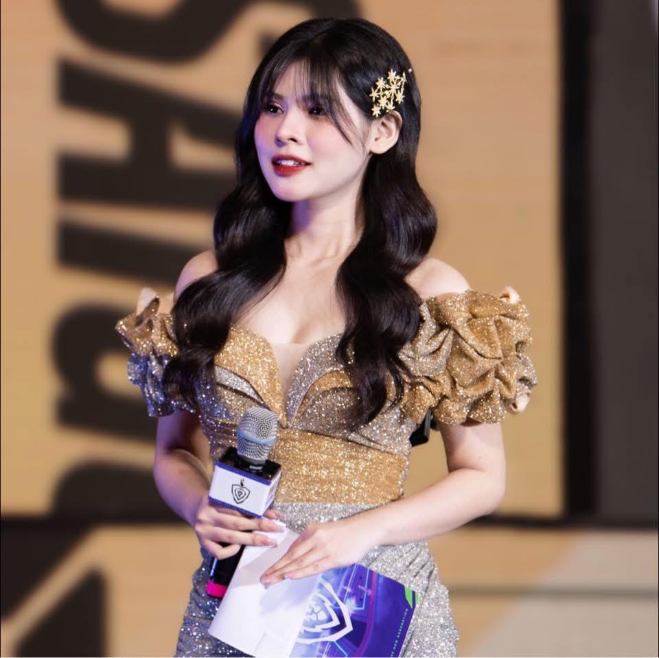 Dân tình ngỡ ngàng trước màn "đánh úp" của nữ MC hot nhất nhì Liên Quân - Ảnh 4. Dân tình ngỡ ngàng trước màn "đánh úp" của nữ MC hot nhất nhì Liên Quân - Ảnh 4.