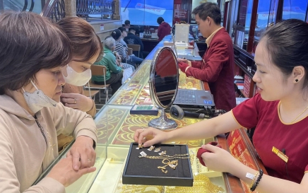 Giá vàng liên tục xô đổ kỷ lục, muốn đầu tư cần chú ý gì?