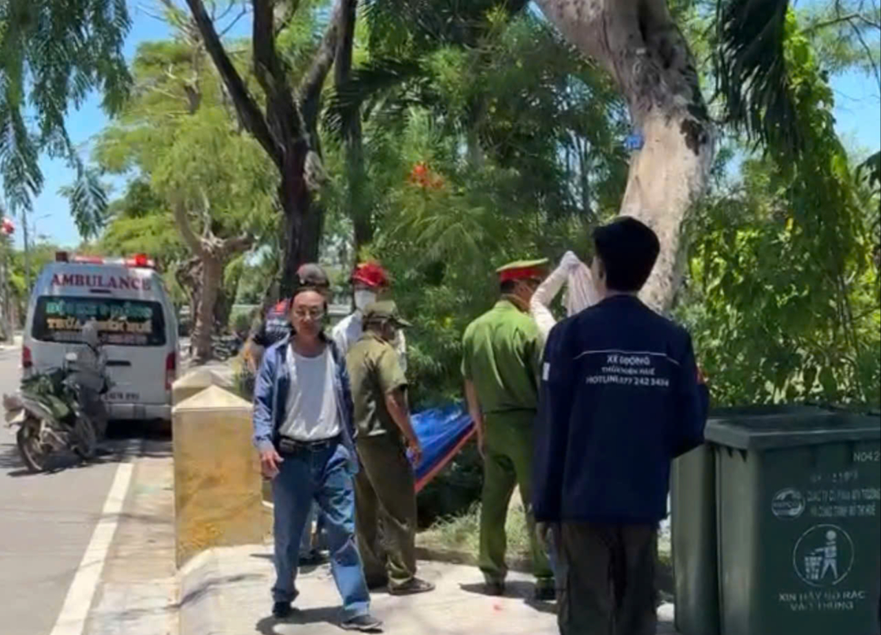 Phát hiện thi thể người đàn ông mang giày lười trên sông An Cựu - Ảnh 1. Phát hiện thi thể người đàn ông mang giày lười trên sông An Cựu - Ảnh 1.