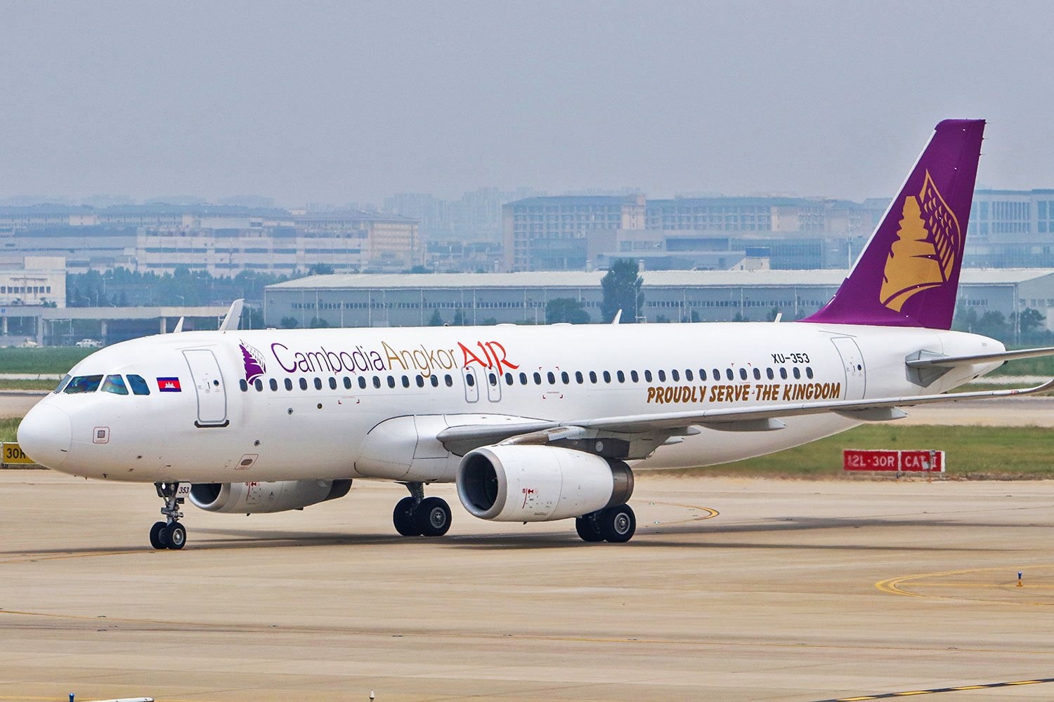 Campuchia lần đầu đưa “quốc bảo” triệu đô sang Trung Quốc bằng máy bay - Ảnh 1.