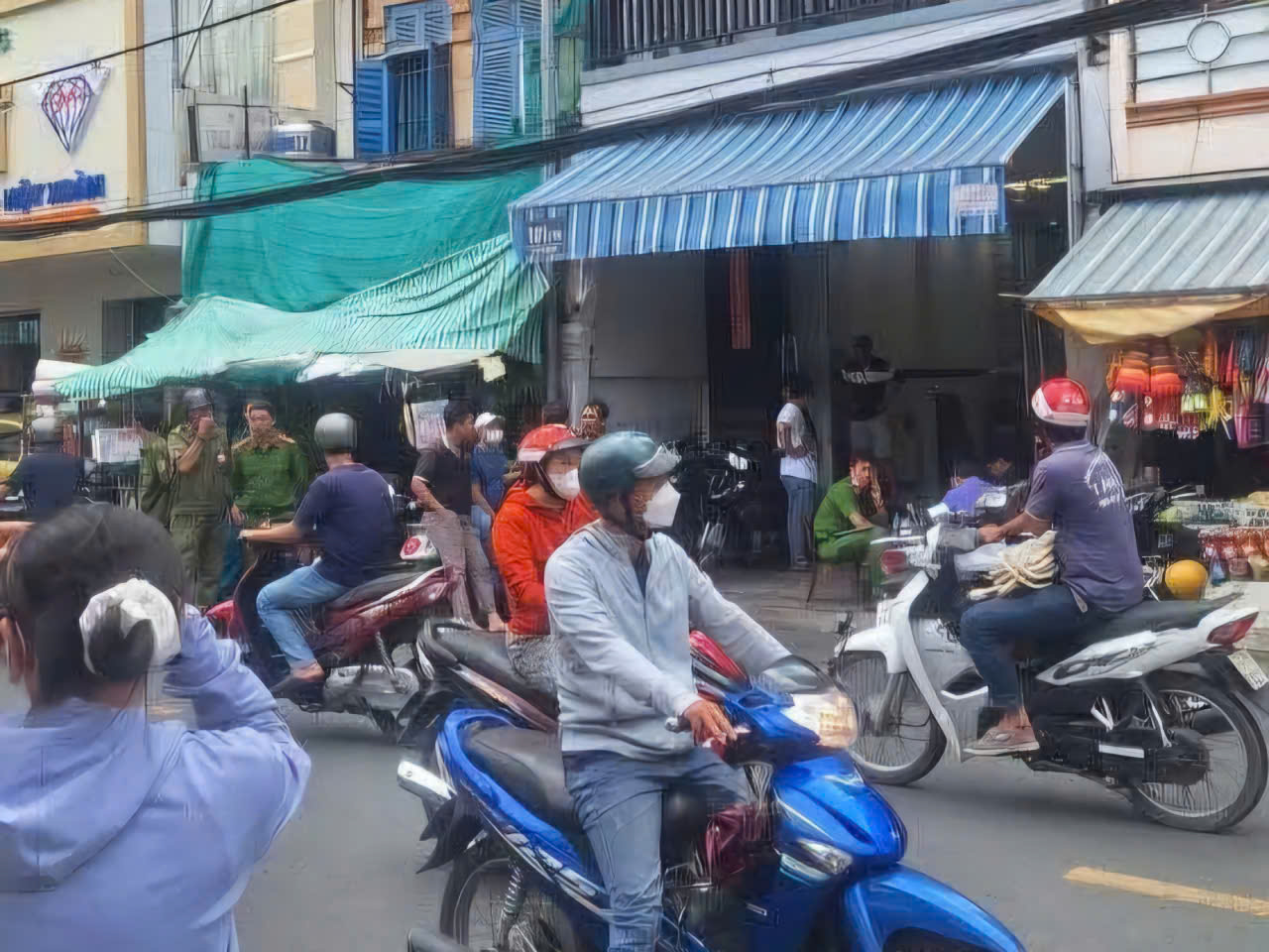 Hai vợ chồng chết thảm trong ngôi nhà 4 tầng khóa kín- Ảnh 1.