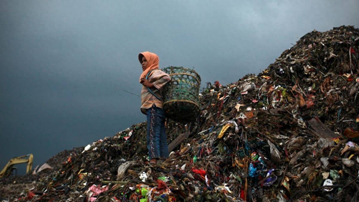 Nghi&ecirc;n cứu mới v&eacute;n m&agrave;n sự thật kinh ho&agrave;ng &iacute;t ai ngờ tới:  Kh&ocirc;ng phải bom nguy&ecirc;n tử, vi nhựa mới l&agrave; kẻ hủy diệt ngầm của nh&acirc;n loại!- Ảnh 1.