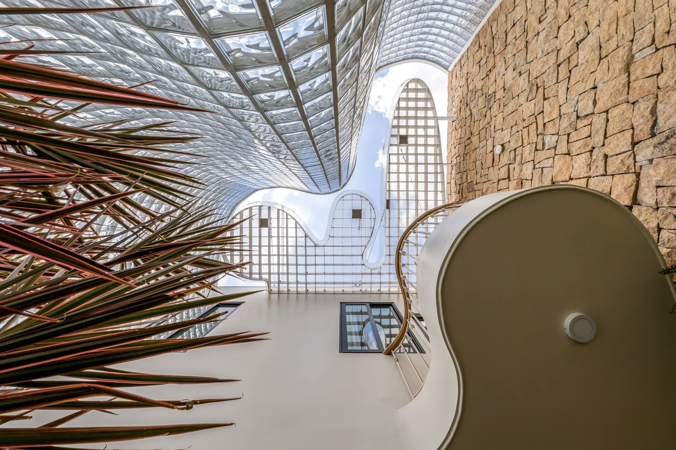 Chiêm ngưỡng ngôi nhà có mặt tiền từ 3.000 viên gạch kính- Ảnh 2.