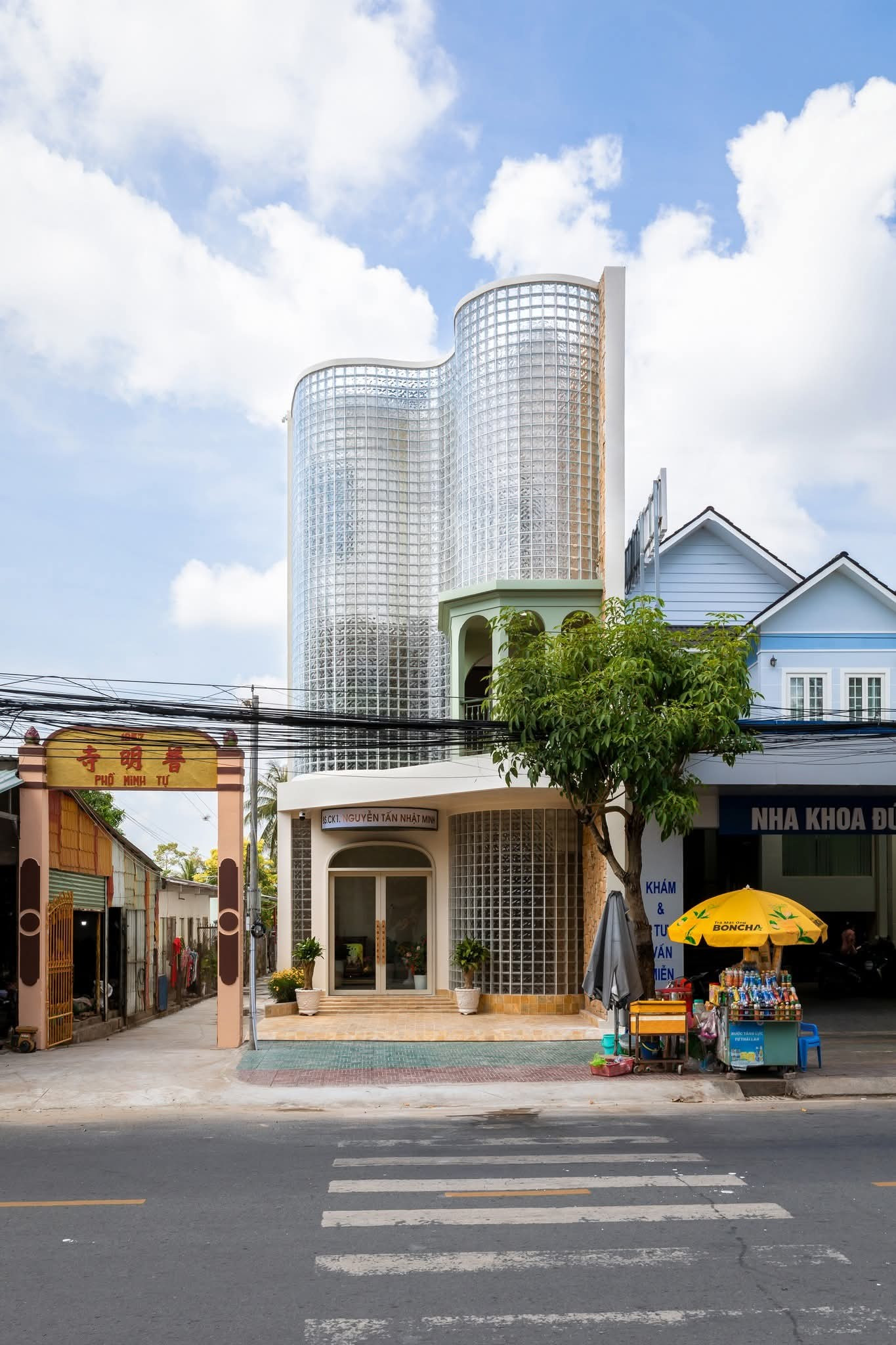 Chiêm ngưỡng ngôi nhà có mặt tiền từ 3.000 viên gạch kính- Ảnh 1.