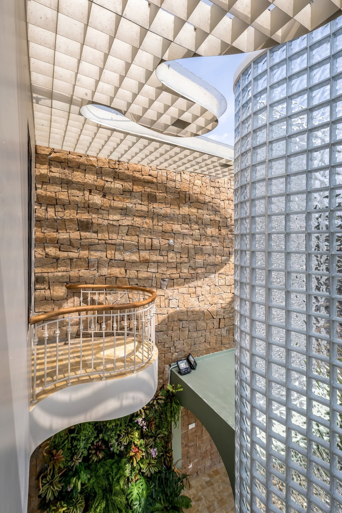 Chiêm ngưỡng ngôi nhà có mặt tiền từ 3.000 viên gạch kính- Ảnh 9.