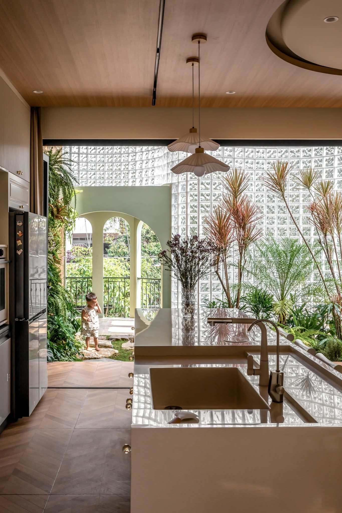 Chiêm ngưỡng ngôi nhà có mặt tiền từ 3.000 viên gạch kính- Ảnh 10.