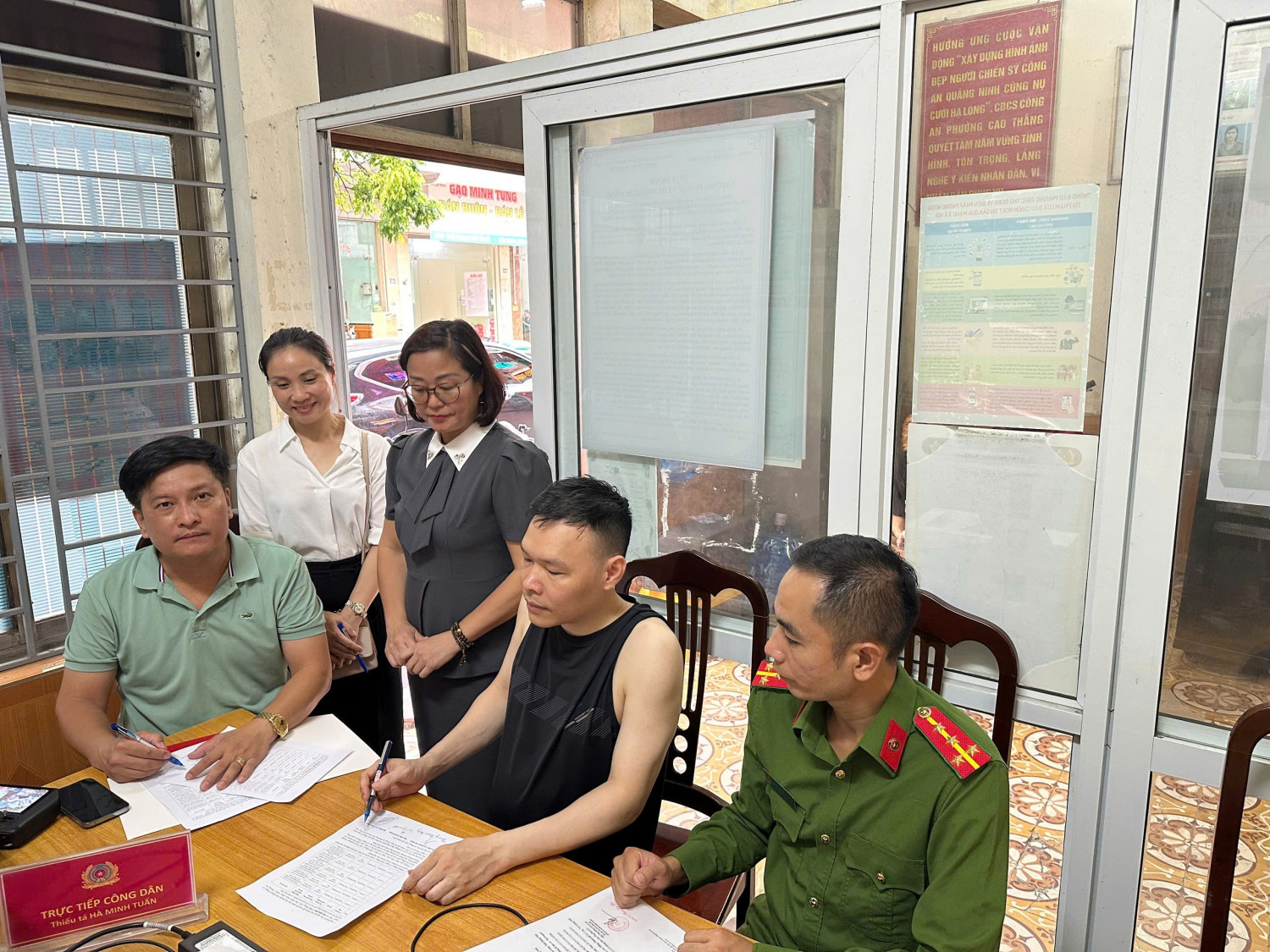 Ngân hàng chuyển khoản thừa 200 triệu đồng, PGĐ chi nhánh Agribank Mỹ Đình lập tức báo công an: 1 người đàn ông được mời lên trụ sở để làm rõ - Ảnh 1.