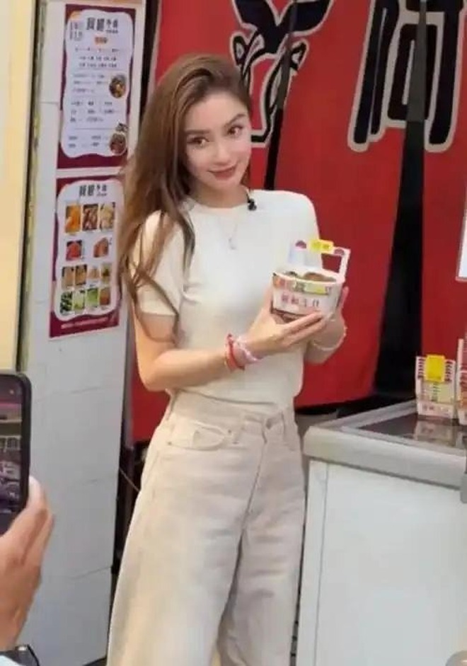 Nhìn Angelababy tàn tạ, khổ đến độ phải quảng cáo đồ ăn lề đường, Huỳnh Hiểu Minh có thấy xấu hổ không?- Ảnh 4.