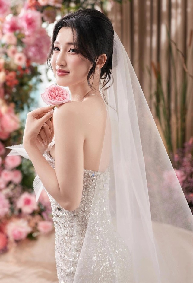 Chuyện gì đang xảy ra với Á hậu Phương Nhi?- Ảnh 6. Chuyện gì đang xảy ra với Á hậu Phương Nhi?- Ảnh 6.