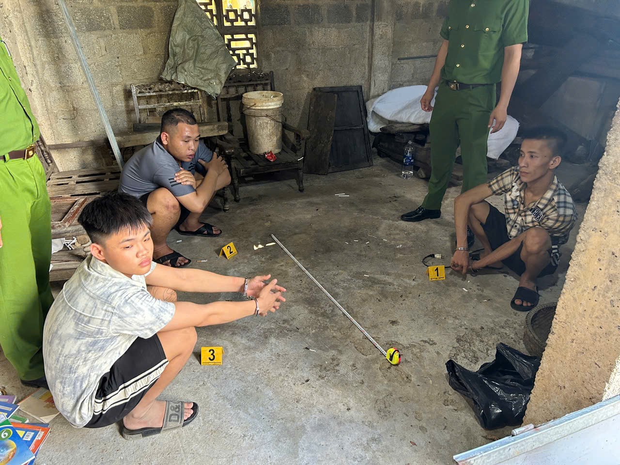 Cuộc hẹn của 3 trai l&agrave;ng v&agrave; vụ bắt giữ ma t&uacute;y tại căn nh&agrave; hoang - Ảnh 1.