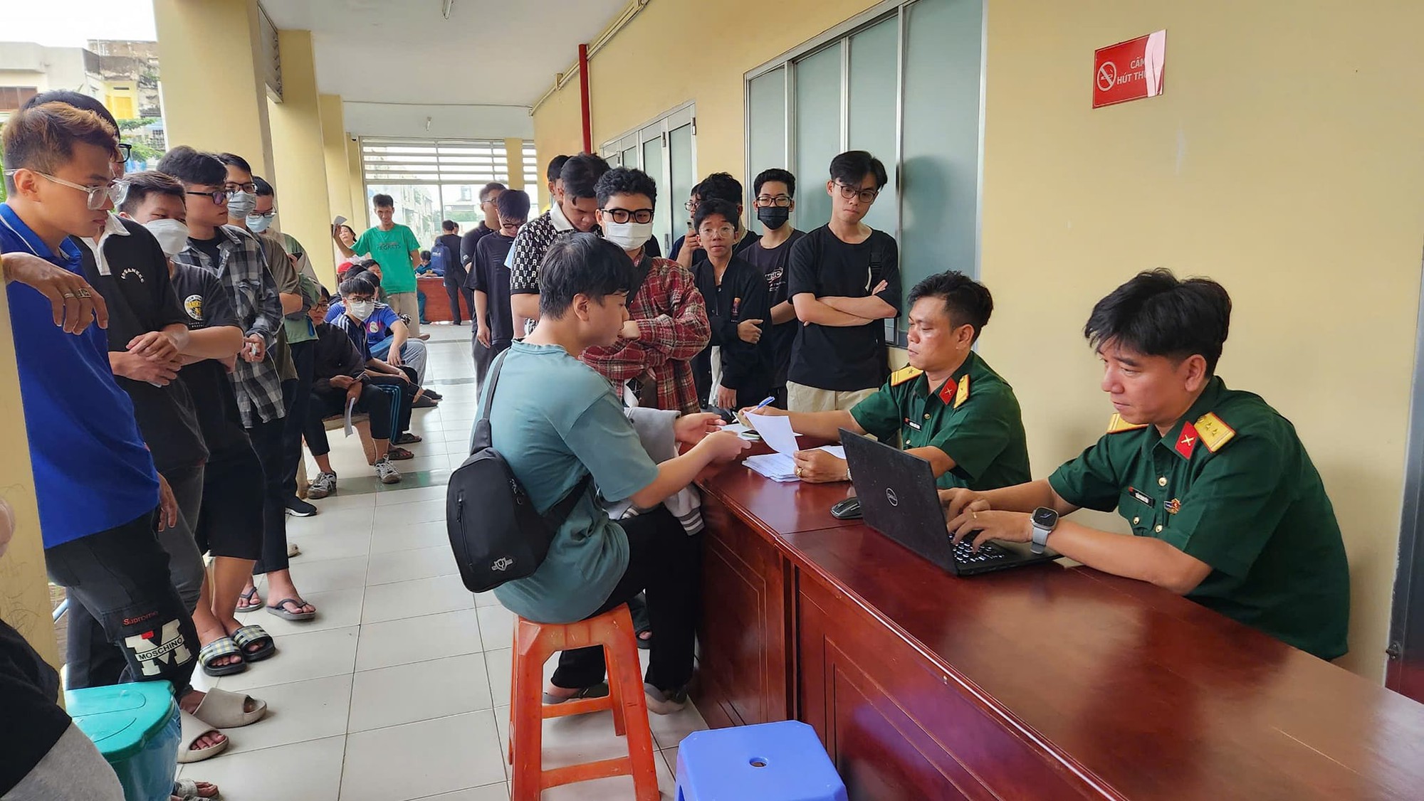 Không khám sức khỏe nghĩa vụ quân sự bị phạt đến 75 triệu đồng - Ảnh 1.