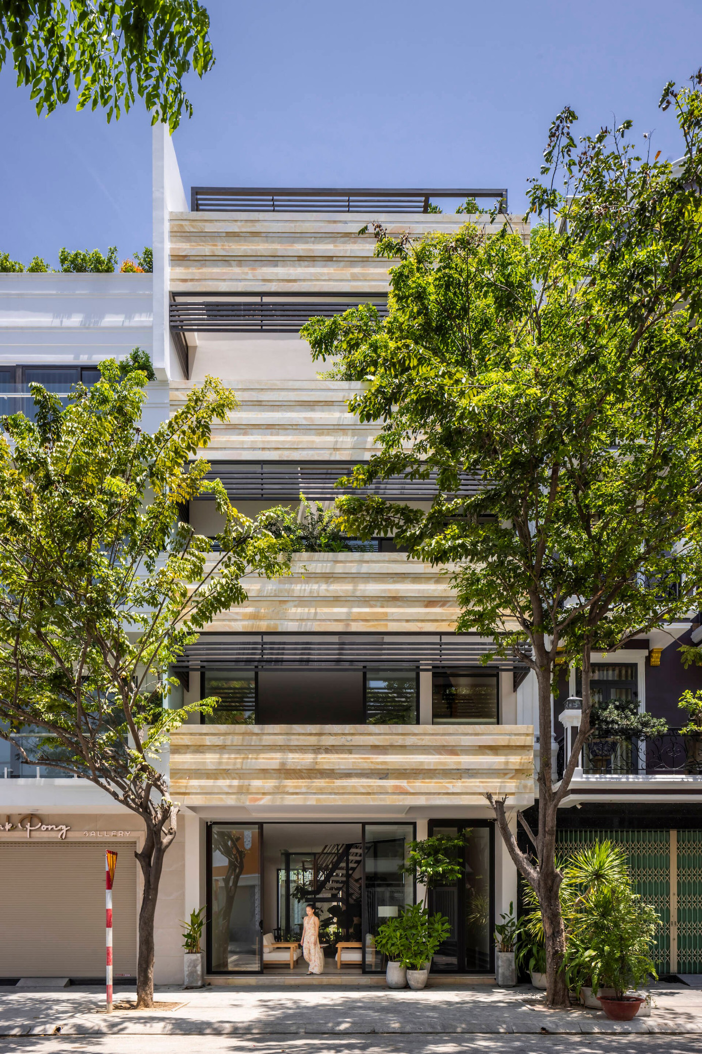 Thiết kế nh&agrave; 5 tầng t&iacute;ch hợp kh&ocirc;ng gian sống v&agrave; kinh doanh tại Nha Trang - Ảnh 2.