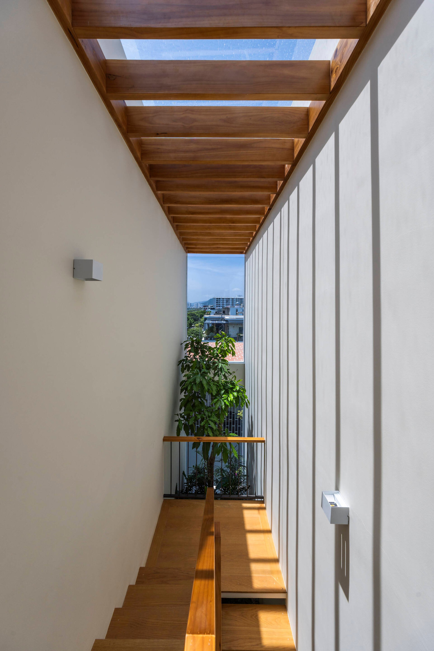 Thiết kế nh&agrave; 5 tầng t&iacute;ch hợp kh&ocirc;ng gian sống v&agrave; kinh doanh tại Nha Trang - Ảnh 9.