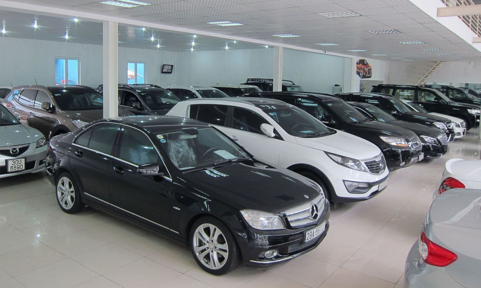 Người tiêu dùng dè dặt với xe ô tô xăng cũ, thị trường chờ đợi làn sóng điện hóa - Ảnh 1.