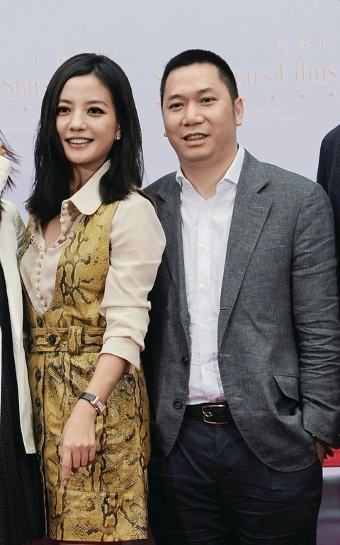 "Tóm gọn" Triệu Vy trùm kín mít ở sân bay, nghi dắt díu mẹ ruột - con gái chạy ra nước ngoài trốn nợ?- Ảnh 4.