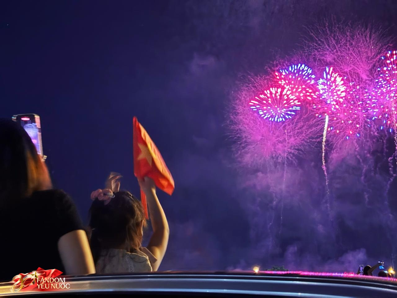 Hình ảnh gây choáng khi bắn pháo hoa Mỹ Đình thu hút hàng vạn người dân - Ảnh 15.