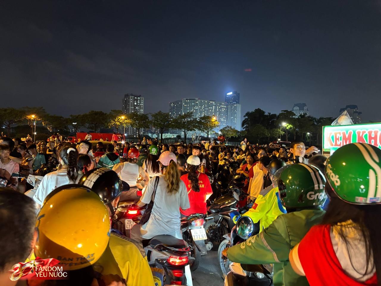 Hình ảnh gây choáng khi bắn pháo hoa Mỹ Đình thu hút hàng vạn người dân - Ảnh 8.