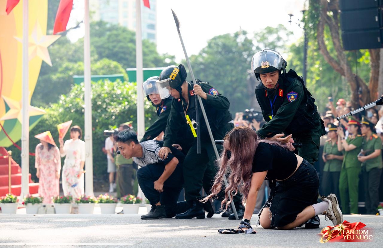 Gặp nữ thiếu tá trong vai "girl phố" náo loạn Hồ Gươm: Phải thể hiện thật "ngọt" để khán giả tin vào nhân vật! - Ảnh 2. Gặp nữ thiếu tá trong vai "girl phố" náo loạn Hồ Gươm: Phải thể hiện thật "ngọt" để khán giả tin vào nhân vật! - Ảnh 2.
