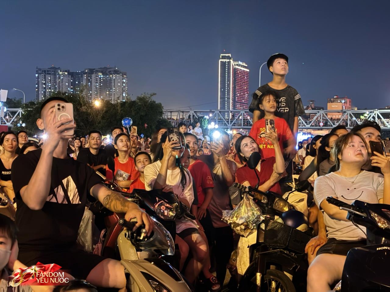 Hình ảnh gây choáng khi bắn pháo hoa Mỹ Đình thu hút hàng vạn người dân - Ảnh 23.
