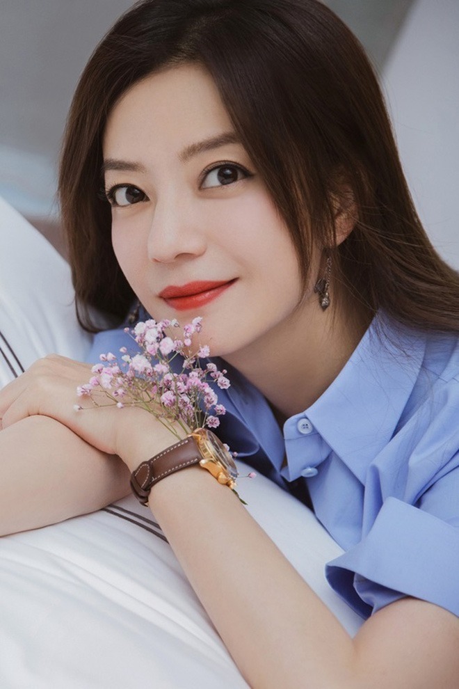 "Tóm gọn" Triệu Vy trùm kín mít ở sân bay, nghi dắt díu mẹ ruột - con gái chạy ra nước ngoài trốn nợ?- Ảnh 3.