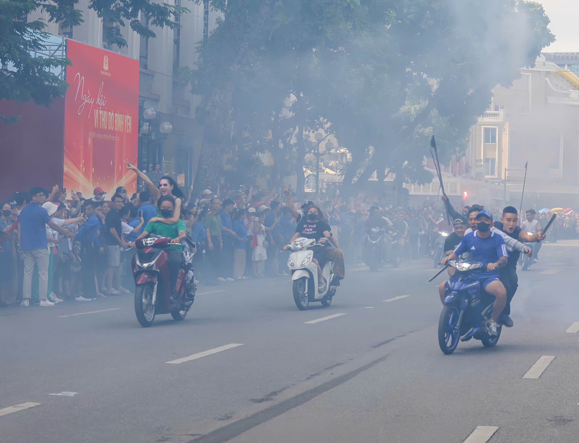 Gặp nữ thiếu tá trong vai "girl phố" náo loạn Hồ Gươm: Phải thể hiện thật "ngọt" để khán giả tin vào nhân vật! - Ảnh 4. Gặp nữ thiếu tá trong vai "girl phố" náo loạn Hồ Gươm: Phải thể hiện thật "ngọt" để khán giả tin vào nhân vật! - Ảnh 4.