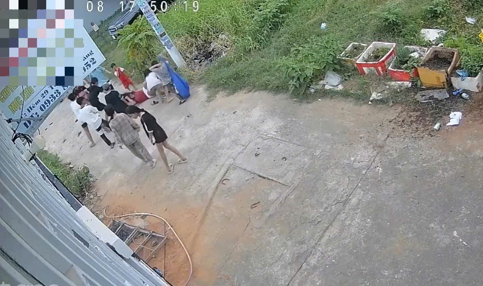 Truy xét nhóm thiếu niên đánh hội đồng bé gái 12 tuổi tại Phan Thiết- Ảnh 1. Truy xét nhóm thiếu niên đánh hội đồng bé gái 12 tuổi tại Phan Thiết- Ảnh 1.