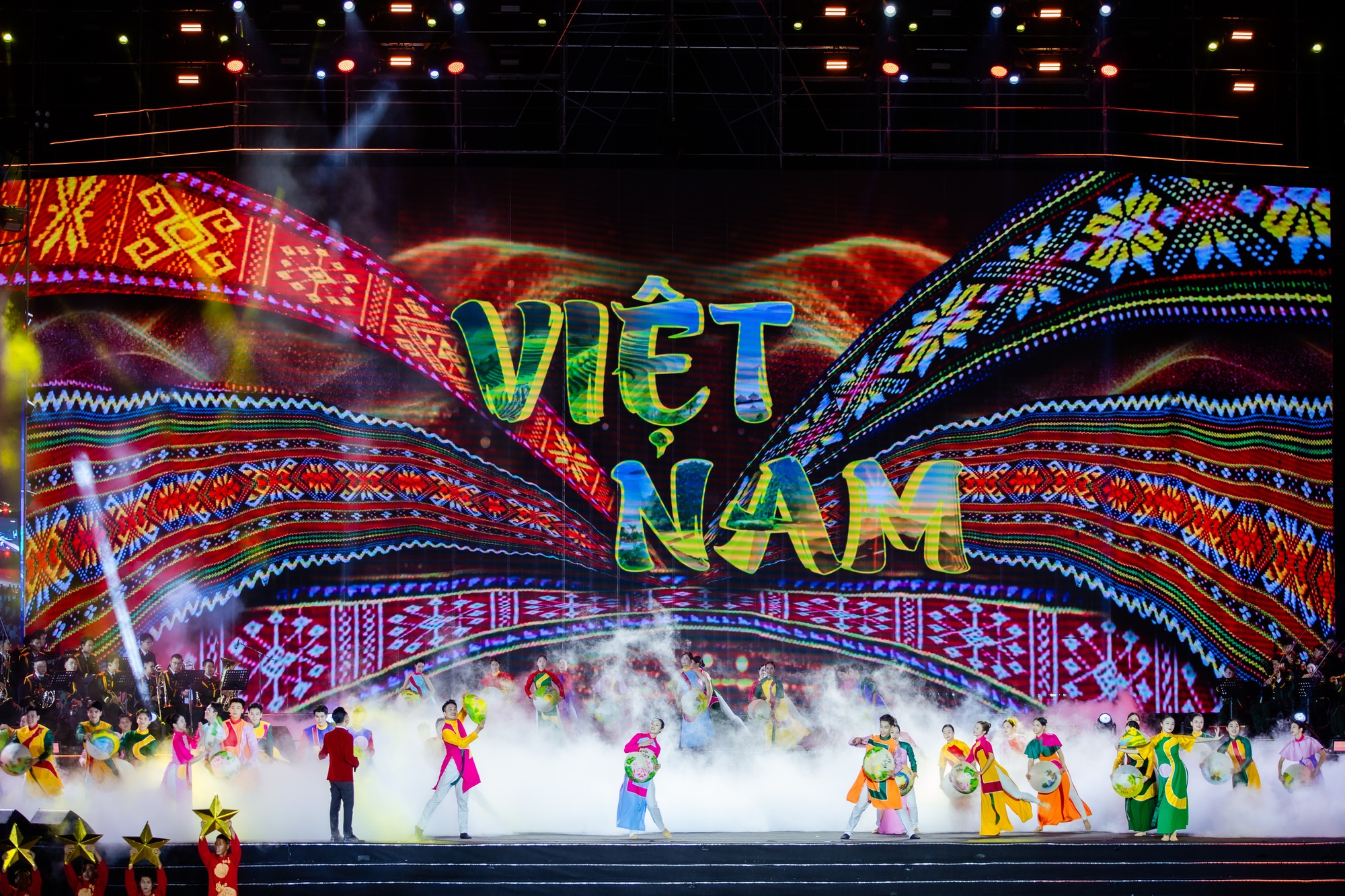 Đạo diễn Phạm Hoàng Giang tiết lộ hậu trường căng thẳng khi thực hiện concert quốc gia- Ảnh 4. Đạo diễn Phạm Hoàng Giang tiết lộ hậu trường căng thẳng khi thực hiện concert quốc gia- Ảnh 4.