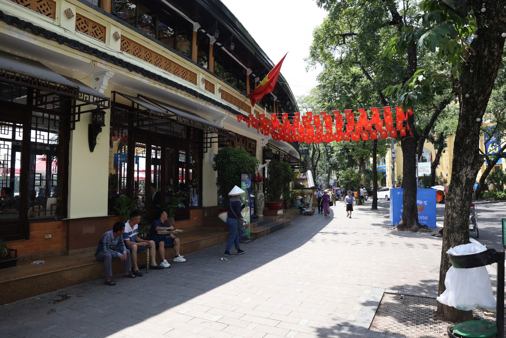 Tháo dỡ hạng mục tạm tại nhà hàng thủy tạ bên hồ Gươm , khôi phục kiến trúc gốc - Ảnh 9. Tháo dỡ hạng mục tạm tại nhà hàng thủy tạ bên hồ Gươm , khôi phục kiến trúc gốc - Ảnh 9.