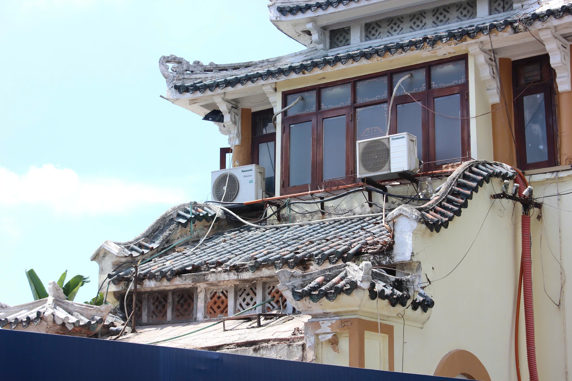 Tháo dỡ hạng mục tạm tại nhà hàng thủy tạ bên hồ Gươm , khôi phục kiến trúc gốc - Ảnh 4. Tháo dỡ hạng mục tạm tại nhà hàng thủy tạ bên hồ Gươm , khôi phục kiến trúc gốc - Ảnh 4.