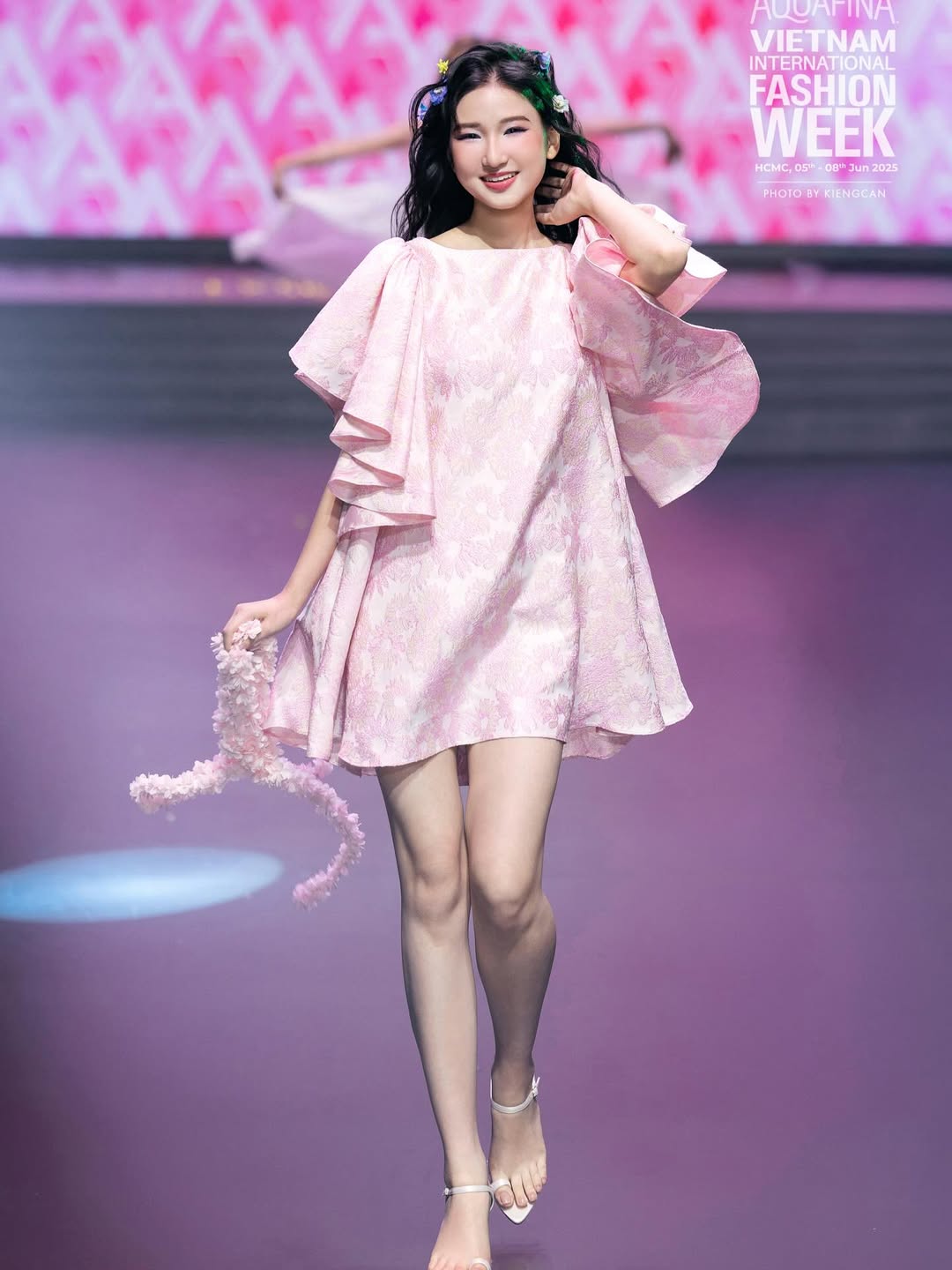 1 triệu người xem Nàng Mơ ngồi thẫn thờ ở góc nhà chung, dấy lên tranh cãi về năng lực thực của người đẹp- Ảnh 7.