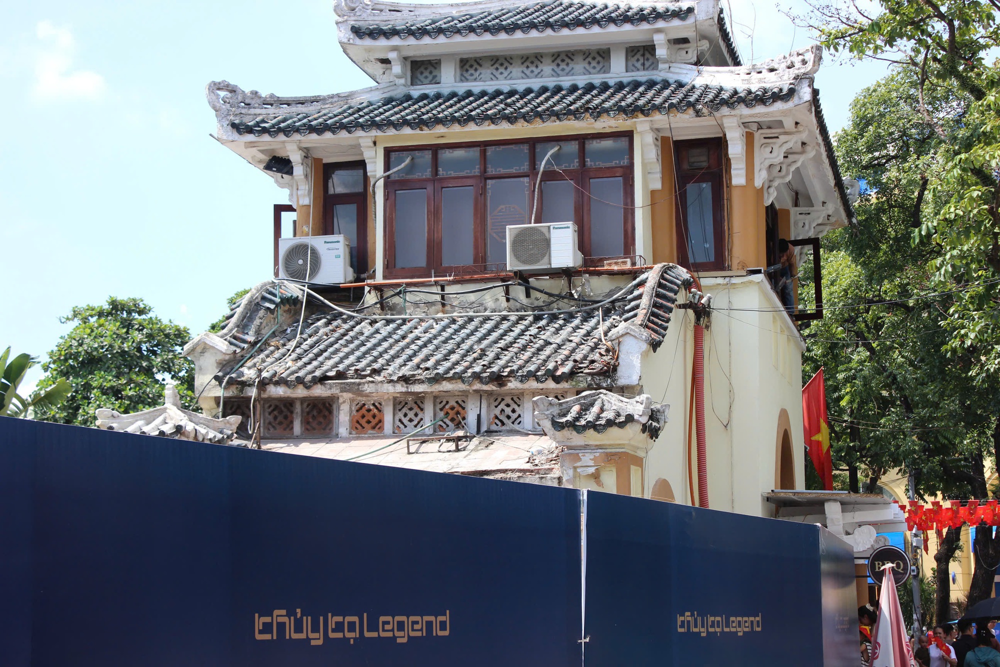 Tháo dỡ hạng mục tạm tại nhà hàng thủy tạ bên hồ Gươm , khôi phục kiến trúc gốc - Ảnh 5. Tháo dỡ hạng mục tạm tại nhà hàng thủy tạ bên hồ Gươm , khôi phục kiến trúc gốc - Ảnh 5.