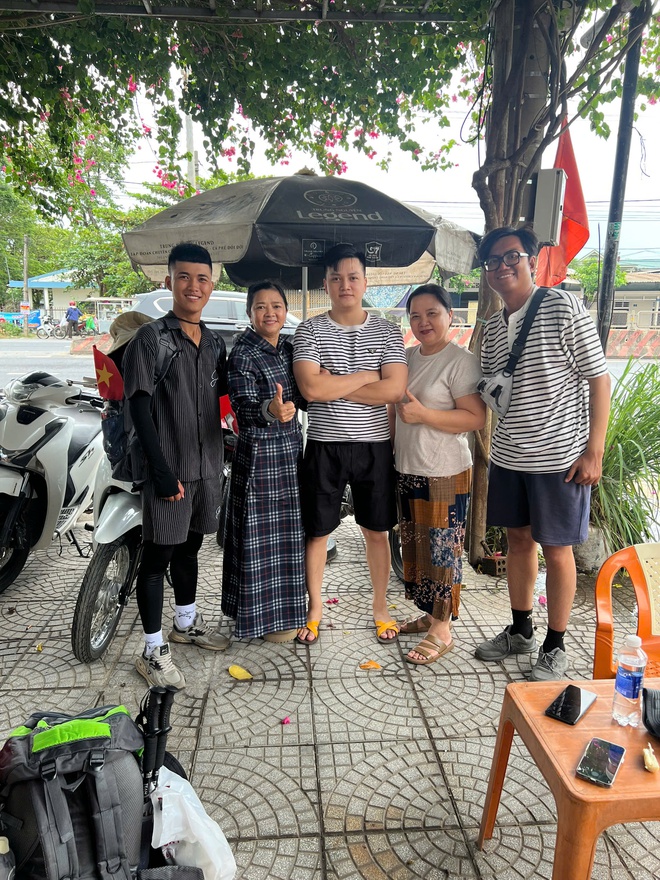 Hai ch&agrave;ng trai đi bộ hơn 2 th&aacute;ng để đến H&agrave; Nội dịp 2/9: Bữa s&aacute;ng kh&ocirc;ng thể n&agrave;o qu&ecirc;n ở Nghệ An- Ảnh 4.