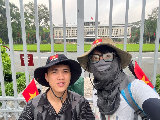 Hai ch&agrave;ng trai đi bộ hơn 2 th&aacute;ng để đến H&agrave; Nội dịp 2/9: Bữa s&aacute;ng kh&ocirc;ng thể n&agrave;o qu&ecirc;n ở Nghệ An- Ảnh 1.