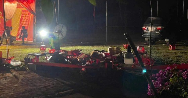 CLIP: Tài xế xe dịch vụ bị nhóm người chặn đường đánh túi bụi - Ảnh 2.