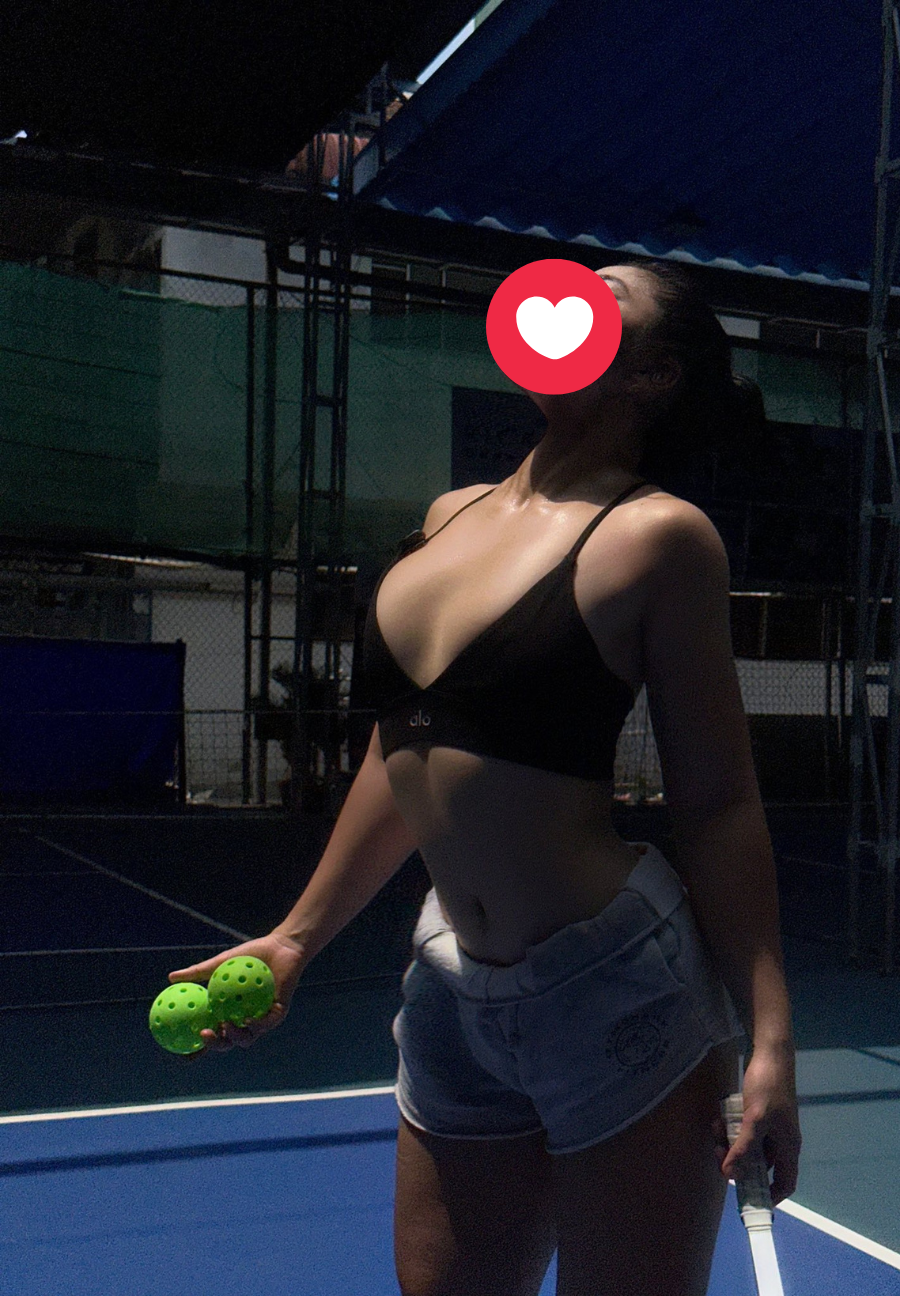 C&ocirc; g&aacute;i mặc đồ ngắn cũn cỡn ra s&acirc;n picklebal, g&acirc;y b&agrave;n t&aacute;n dữ dội v&igrave; phản cảm- Ảnh 1.