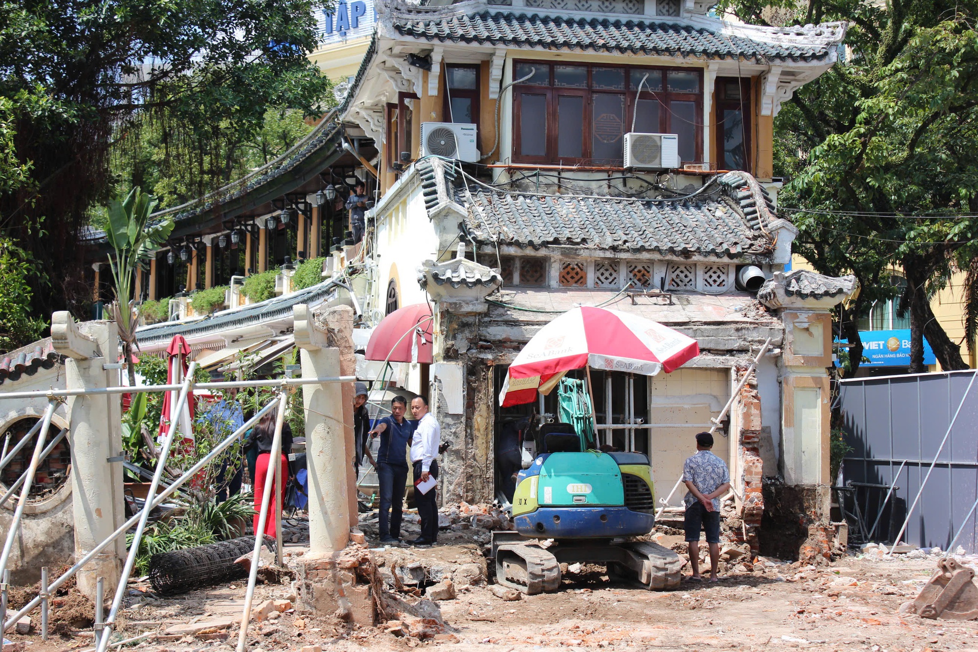 Tháo dỡ hạng mục tạm tại nhà hàng thủy tạ bên hồ Gươm , khôi phục kiến trúc gốc - Ảnh 6. Tháo dỡ hạng mục tạm tại nhà hàng thủy tạ bên hồ Gươm , khôi phục kiến trúc gốc - Ảnh 6.