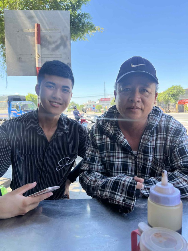 Hai ch&agrave;ng trai đi bộ hơn 2 th&aacute;ng để đến H&agrave; Nội dịp 2/9: Bữa s&aacute;ng kh&ocirc;ng thể n&agrave;o qu&ecirc;n ở Nghệ An- Ảnh 3.