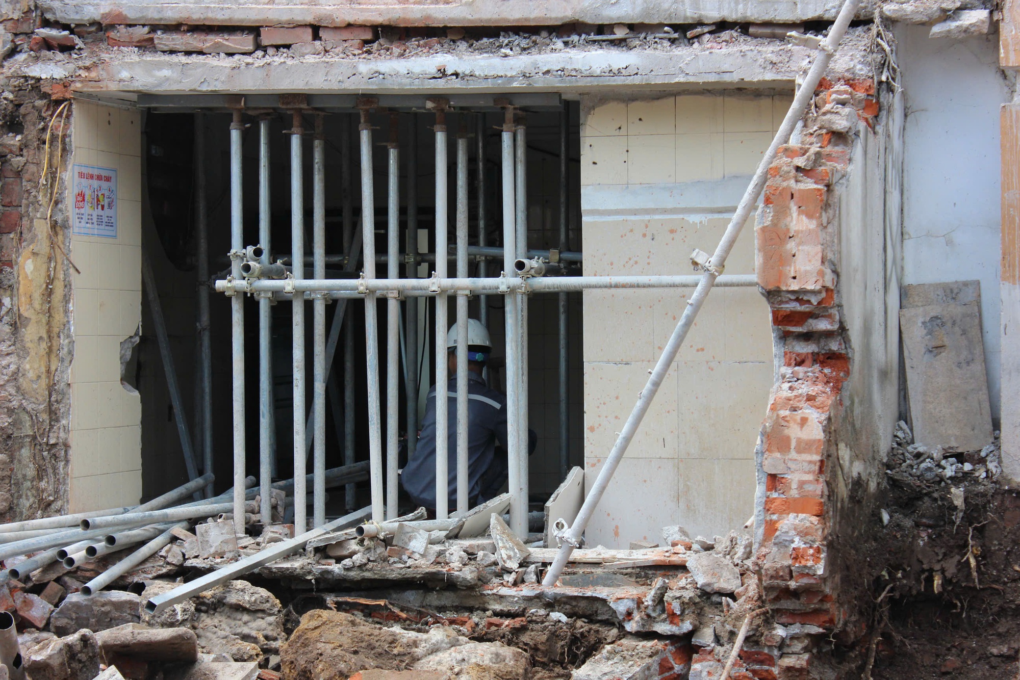 Tháo dỡ hạng mục tạm tại nhà hàng thủy tạ bên hồ Gươm , khôi phục kiến trúc gốc - Ảnh 7. Tháo dỡ hạng mục tạm tại nhà hàng thủy tạ bên hồ Gươm , khôi phục kiến trúc gốc - Ảnh 7.