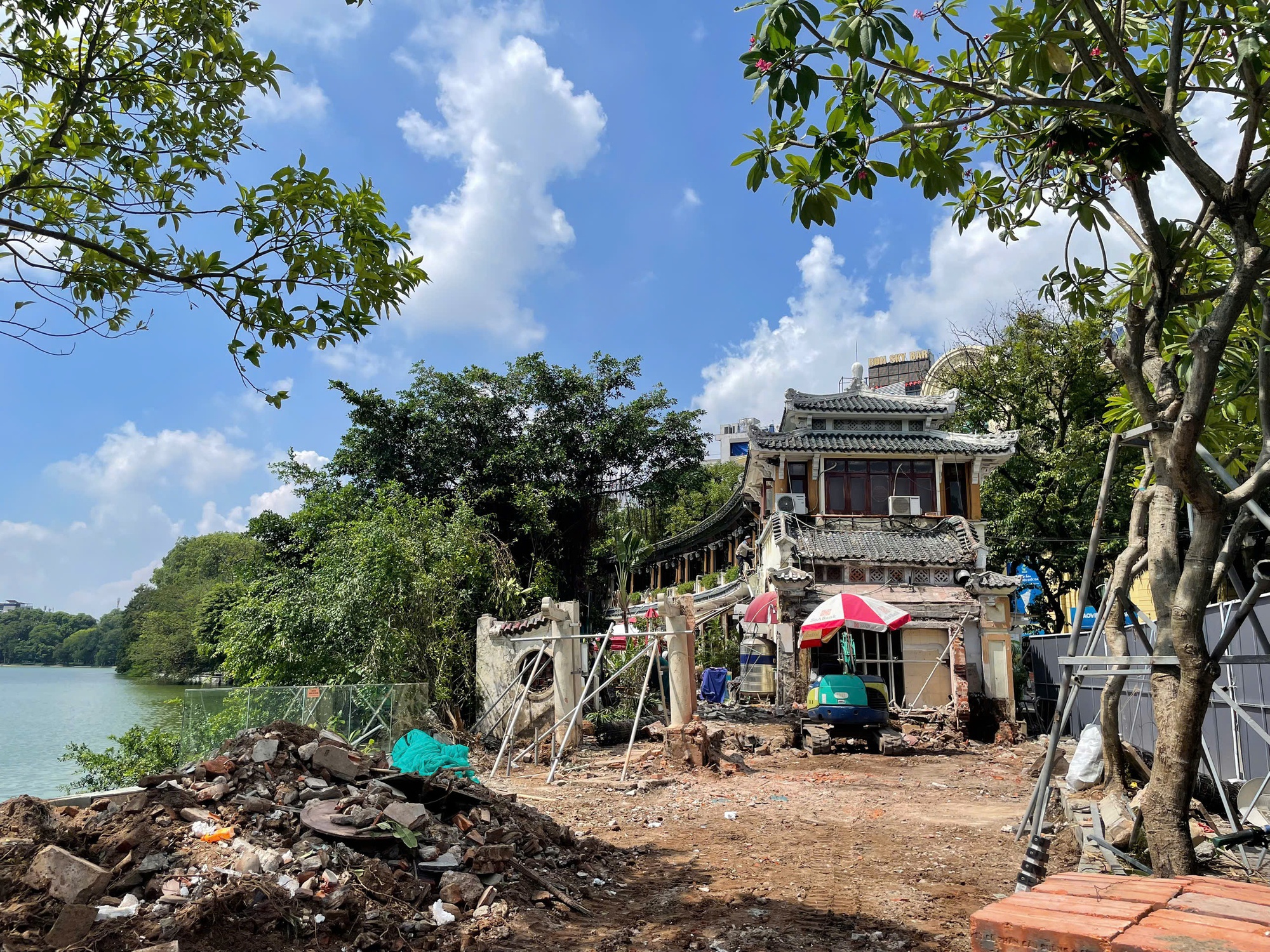 Tháo dỡ hạng mục tạm tại nhà hàng thủy tạ bên hồ Gươm , khôi phục kiến trúc gốc - Ảnh 1. Tháo dỡ hạng mục tạm tại nhà hàng thủy tạ bên hồ Gươm , khôi phục kiến trúc gốc - Ảnh 1.