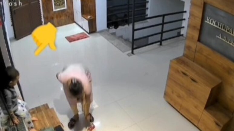 B&eacute; g&aacute;i 4 tuổi rơi từ tầng 12 tử vong thương t&acirc;m ở Mumbai - Ảnh 1.